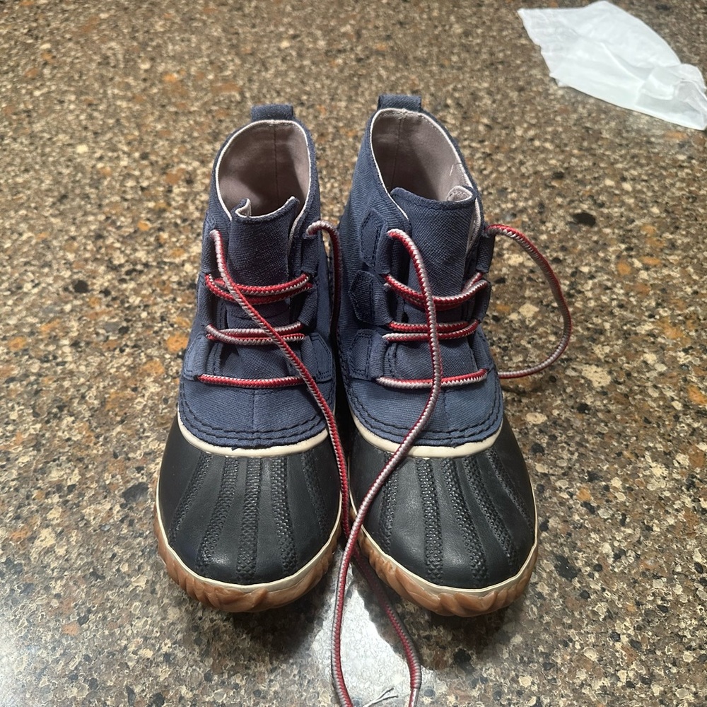 Sorel women’s hiking shoes size 7 good condition.